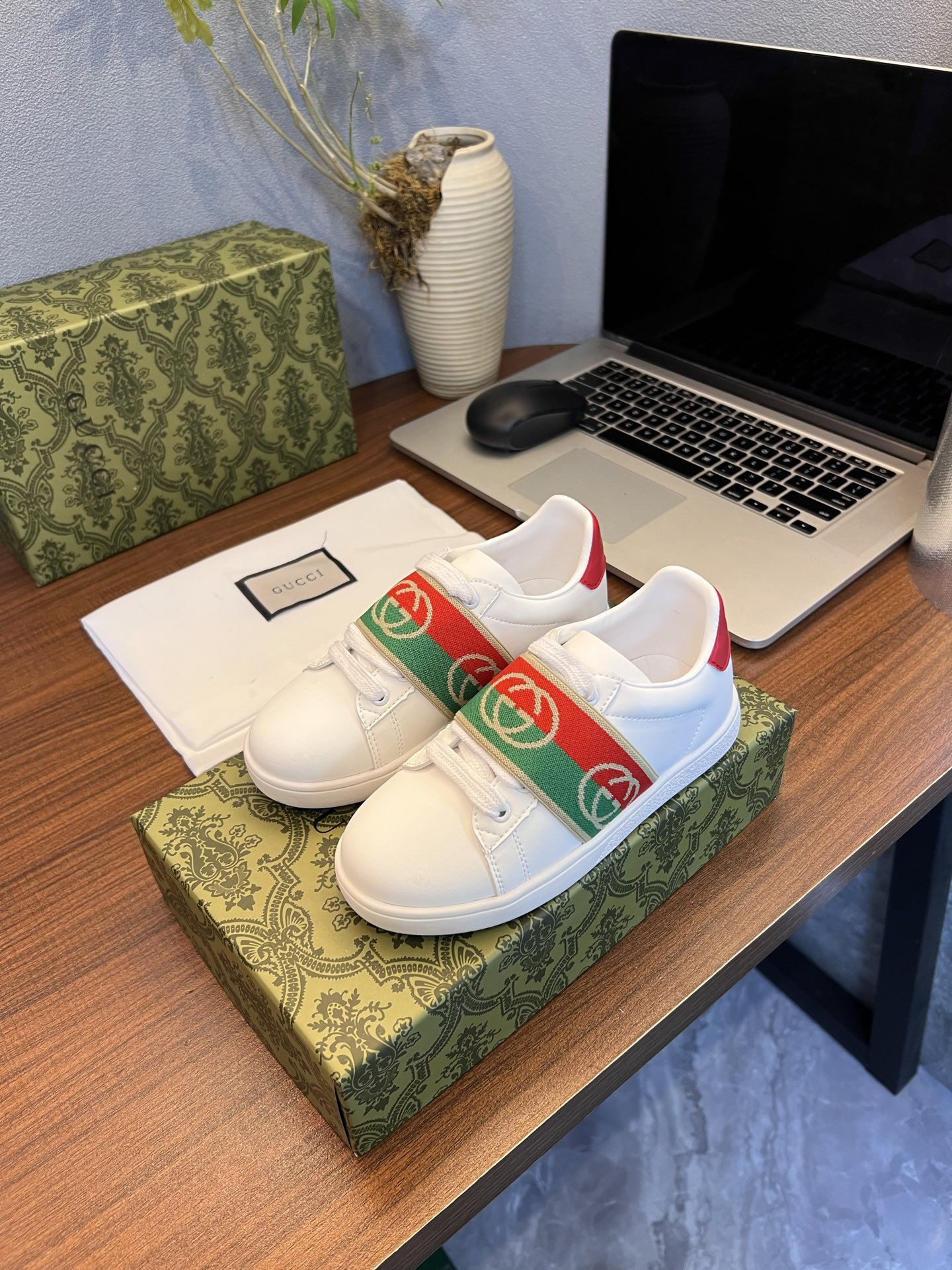 Children's shoes child